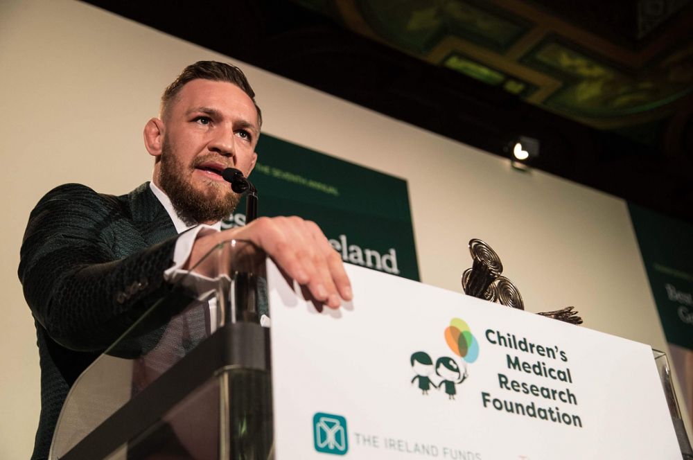 10 Gaya Conor McGregor di luar arena laga, punya selera fashion 