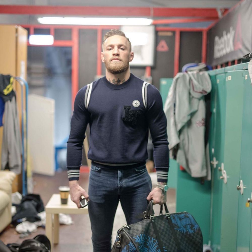 10 Gaya Conor McGregor di luar arena laga, punya selera fashion 