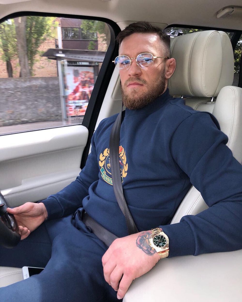 10 Gaya Conor McGregor di luar arena laga, punya selera fashion 