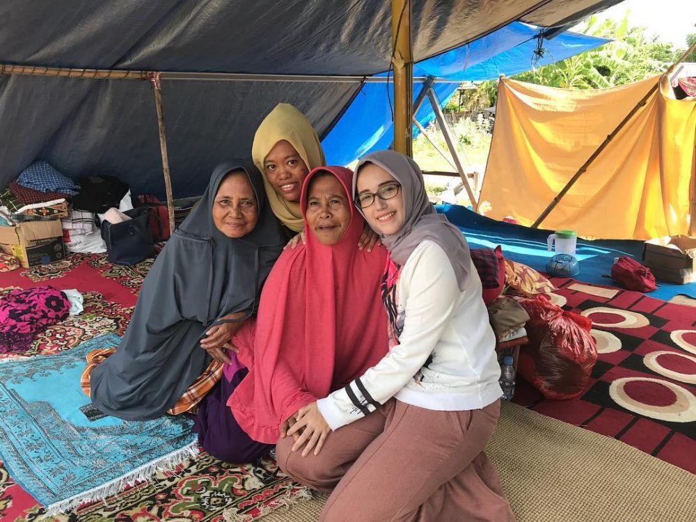 12 Momen Adelia Pasha berbaur dengan pengungsi gempa Palu