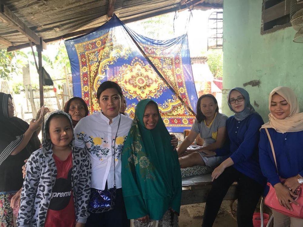 12 Momen Adelia Pasha berbaur dengan pengungsi gempa Palu