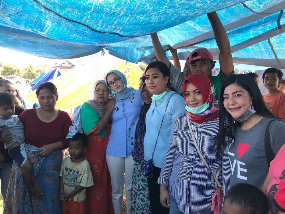 12 Momen Adelia Pasha berbaur dengan pengungsi gempa Palu