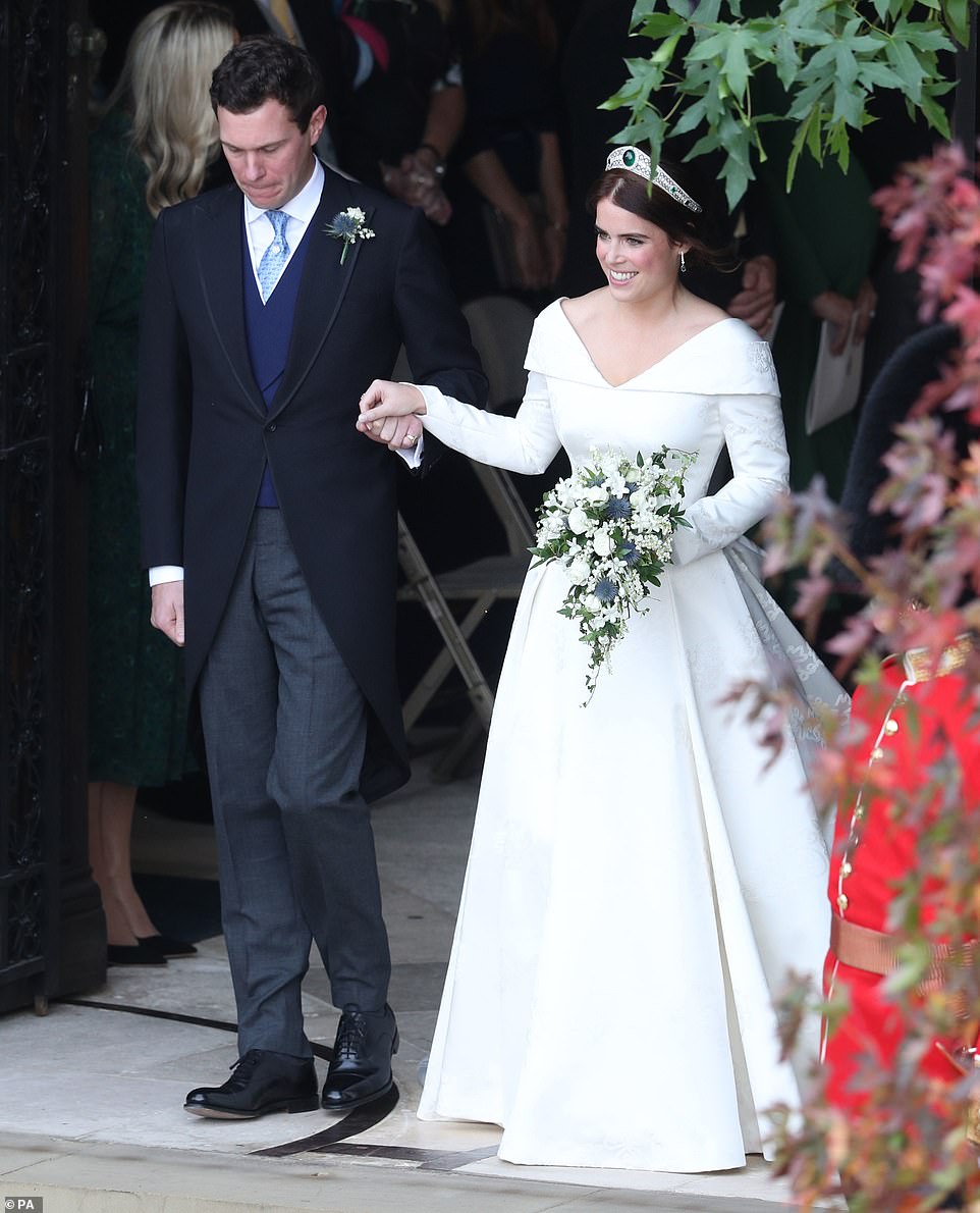 10 Momen royal wedding Putri Eugenie & Jack, gaun terbuka di punggung