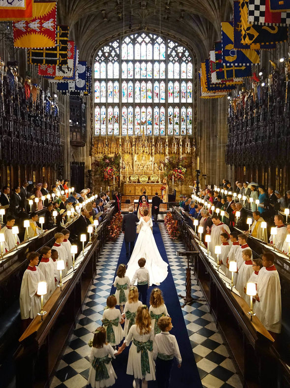 10 Momen royal wedding Putri Eugenie & Jack, gaun terbuka di punggung