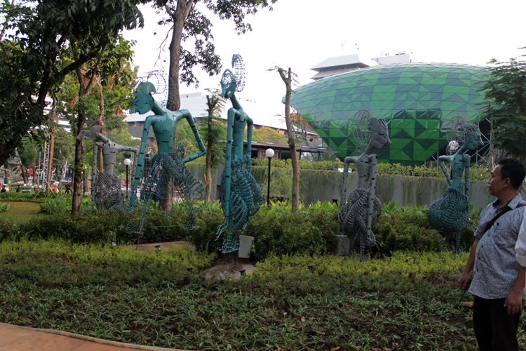 7 Spot kece Taman Indonesia Kaya, ada gerbang mural yang instagramable