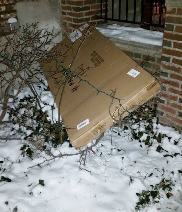 10 Cara kurir antarkan barang saat orang tidak di rumah ini bikin kzl