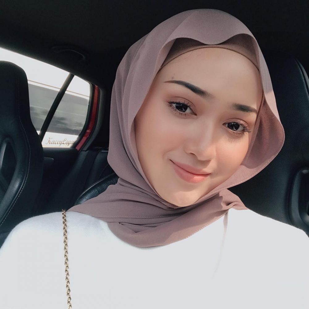 10 Pesona Suzana Manaf, hijaber yang jadi 'umbrella girl' MotoGP