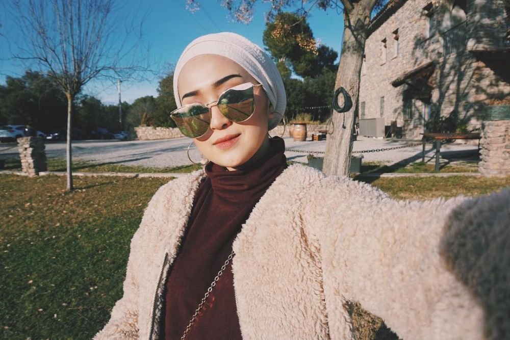 10 Pesona Suzana Manaf, hijaber yang jadi 'umbrella girl' MotoGP