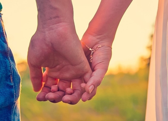 9 Cara memegang tangan pasangan ini tunjukkan karakter hubunganmu