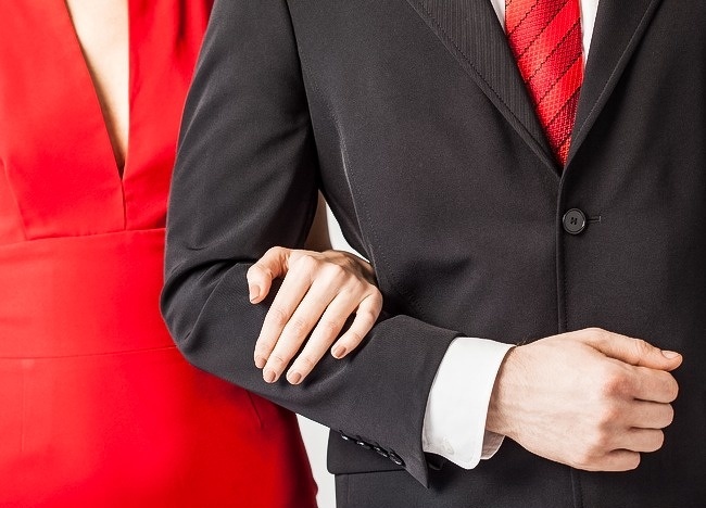 9 Cara memegang tangan pasangan ini tunjukkan karakter hubunganmu