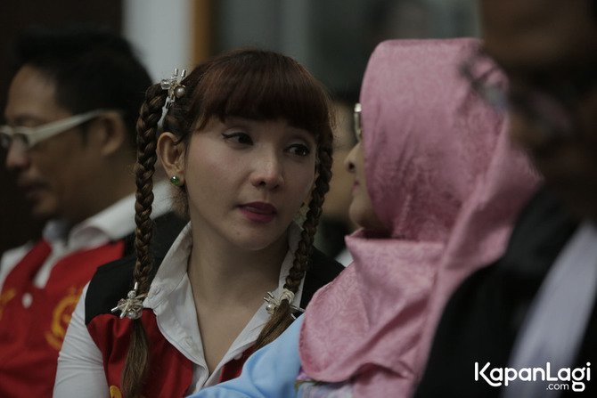 10 Bukti kedekatan Roro Fitria dengan ibunda yang berpulang hari ini