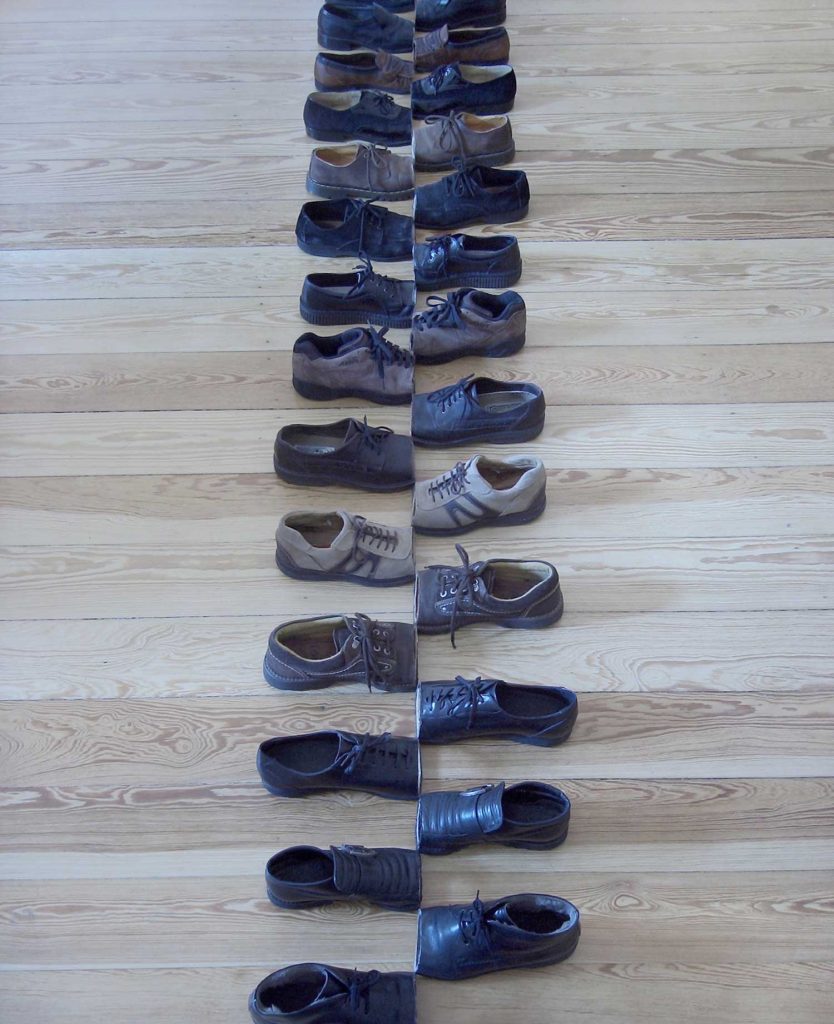Cuma pakai sepatu bekas, 10 kreasi seniman ini Instagramable banget
