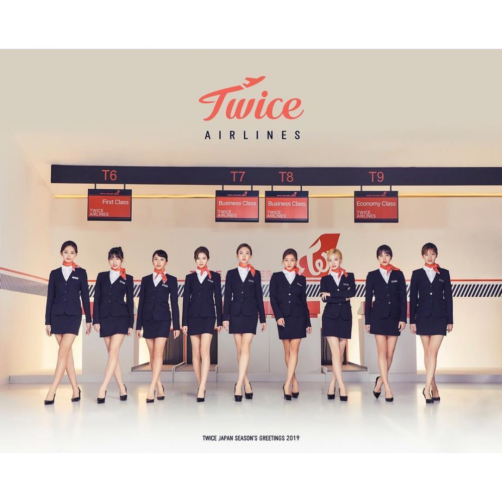 5 Potret season greeting girlband Twice, bertema maskapai penerbangan