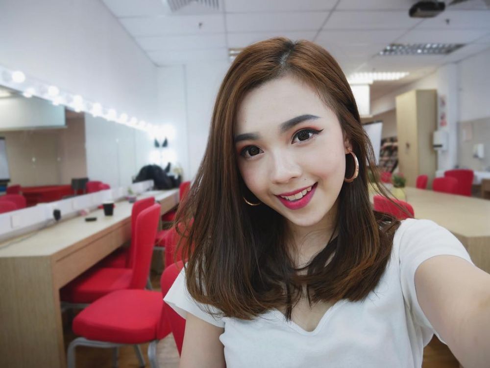 Foto candidnya viral, ini 10 pesona pramugari yang bikin hati meleleh