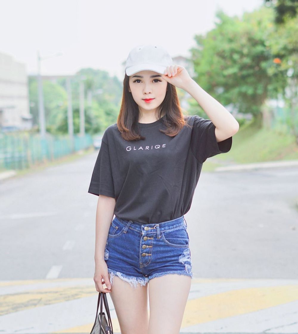 Foto candidnya viral, ini 10 pesona pramugari yang bikin hati meleleh