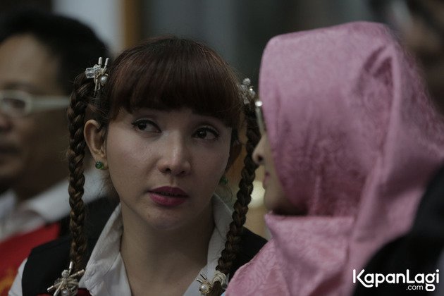 6 Momen Roro Fitria ditemani ibunya saat sidang