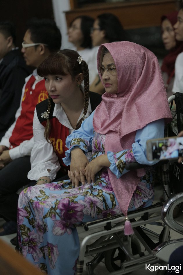 6 Momen Roro Fitria ditemani ibunya saat sidang