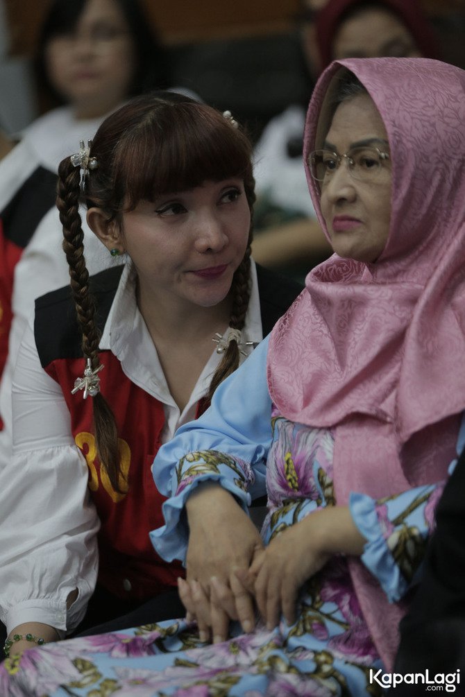 6 Momen Roro Fitria ditemani ibunya saat sidang