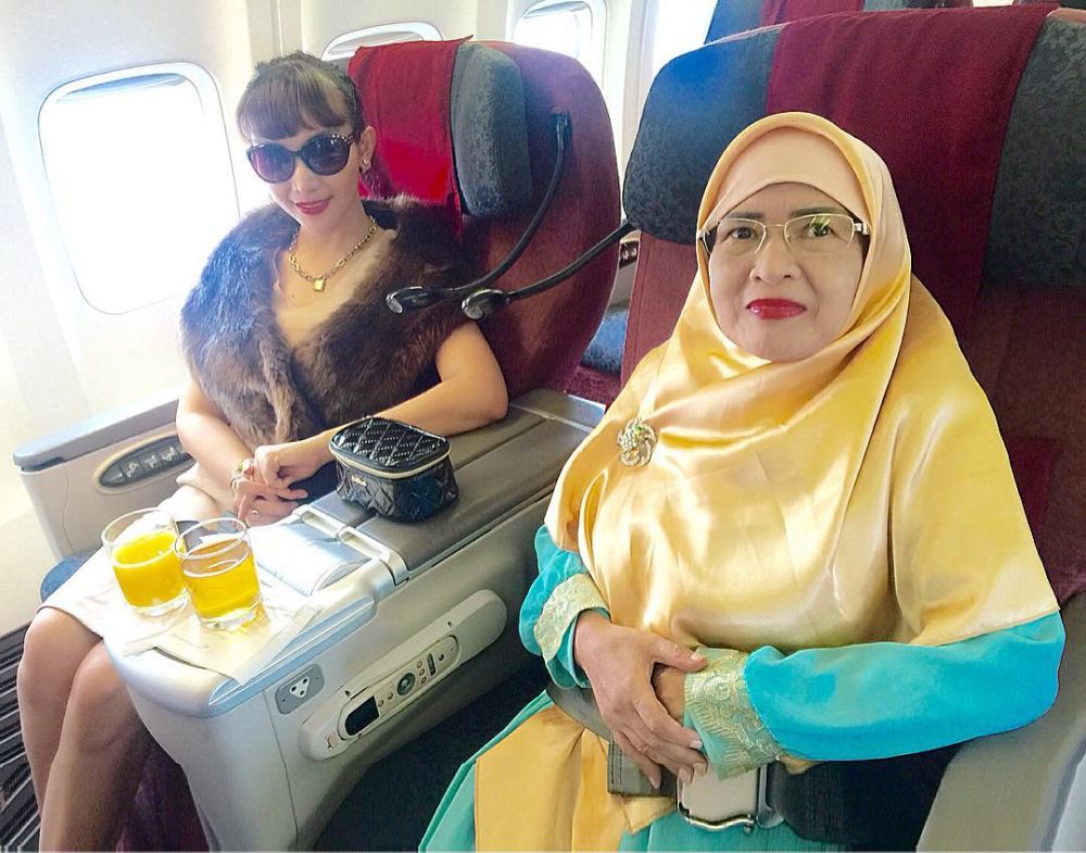 8 Beda gaya keseharian Roro Fitria dan ibunya, kontras banget