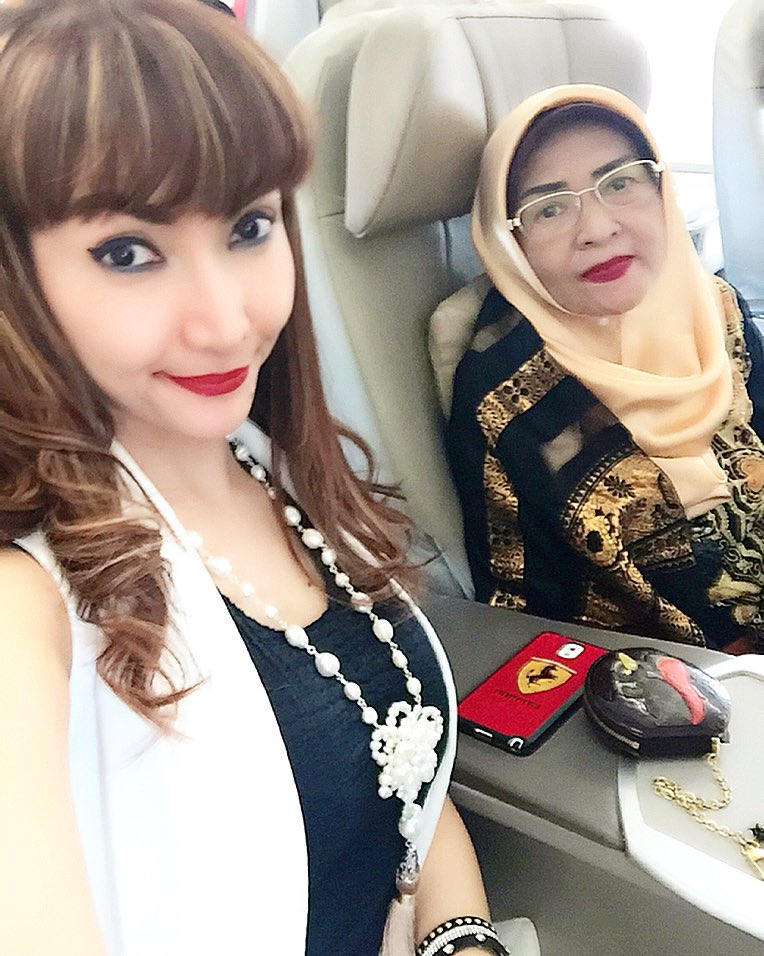 8 Beda gaya keseharian Roro Fitria dan ibunya, kontras banget