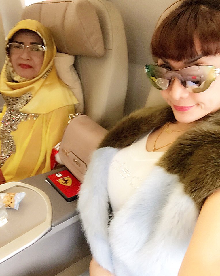 8 Beda gaya keseharian Roro Fitria dan ibunya, kontras banget