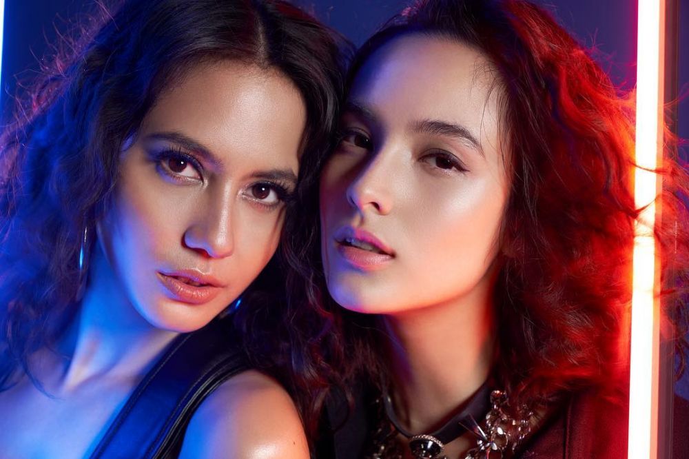 Biasa tampil dengan rambut lurus, ini gaya 6 seleb berambut keriting