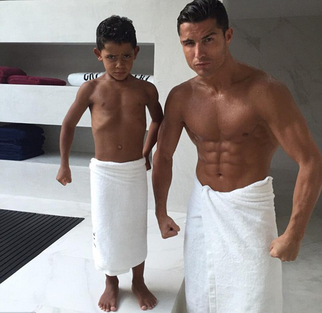 8 Pose kompak Cristiano Ronaldo dengan anaknya, sama-sama sixpack
