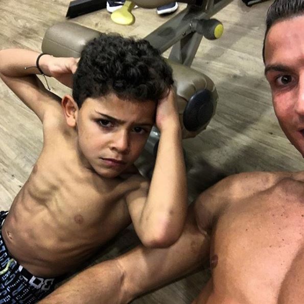 8 Pose kompak Cristiano Ronaldo dengan anaknya, sama-sama sixpack