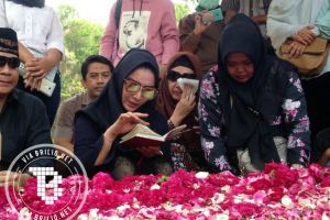 8 Momen pemakaman ibunda Roro Fitria yang penuh air mata