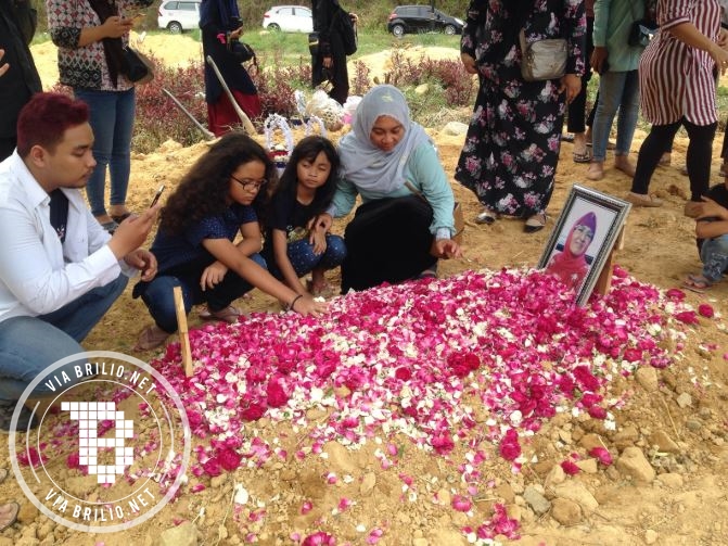 8 Momen pemakaman ibunda Roro Fitria yang penuh air mata