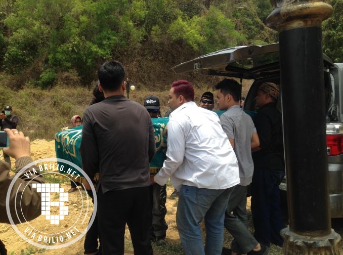 8 Momen pemakaman ibunda Roro Fitria yang penuh air mata