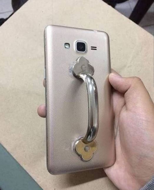 Gunakan benda tak sesuai fungsi, 7 tingkah ini bikin geleng kepala