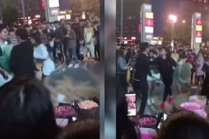 Lamar satu wanita sama di waktu bersamaan, aksi dua pria ini memalukan