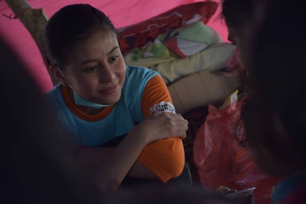 10 Momen Awkarin jadi relawan korban gempa di Palu, bikin haru