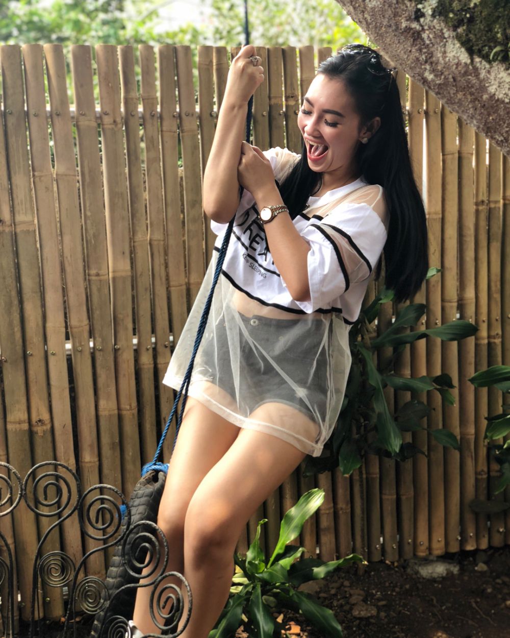 10 Pesona Putri Juby, model seksi yang lagi dekat dengan Delon Idol