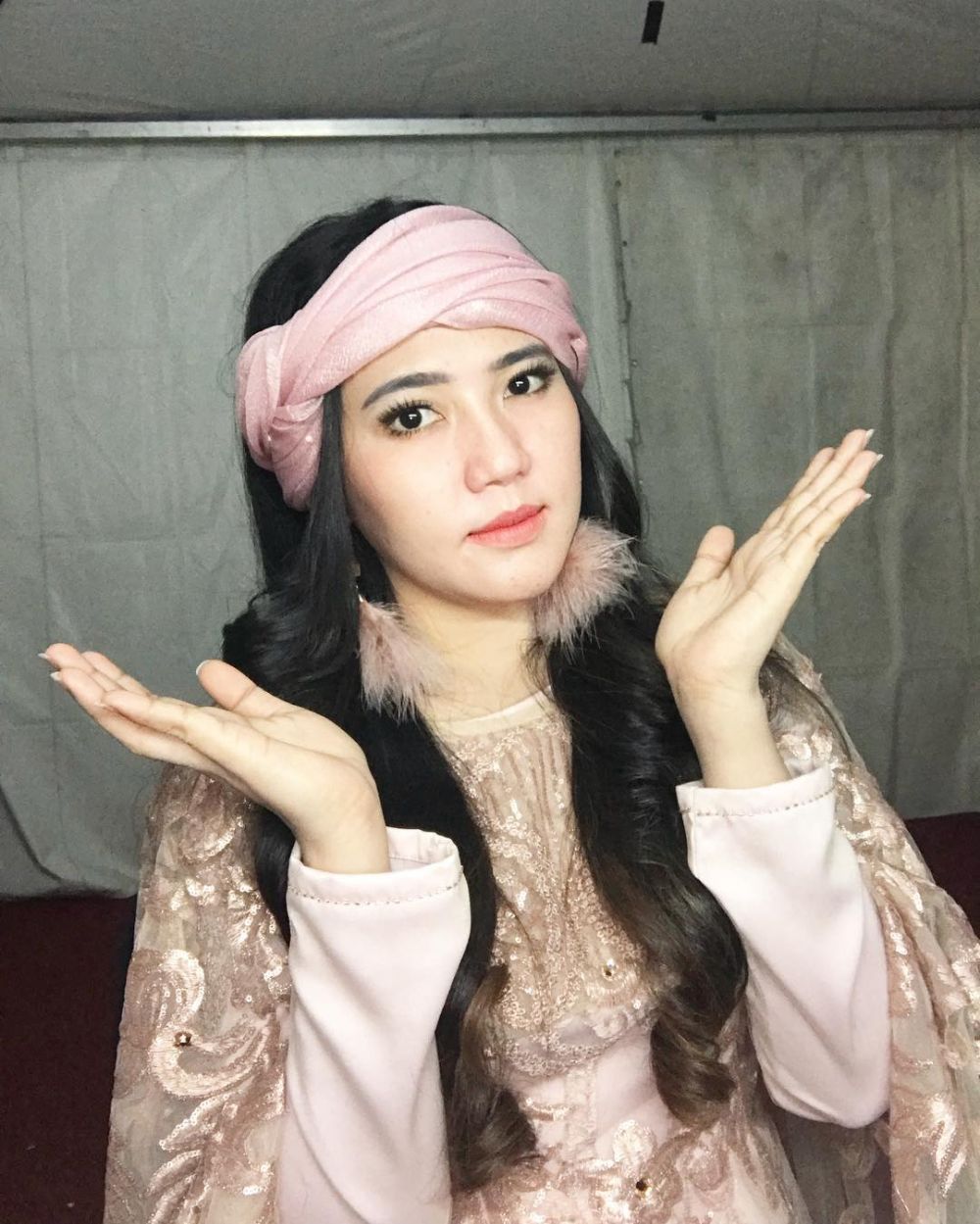 5 Seleb cantik ini lahir & besar di kampung, rejeki tak akan ke mana