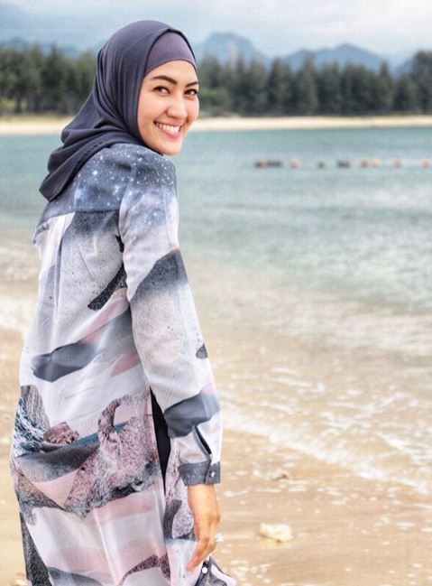 10 Gaya traveling Steffy Burase, model di pusaran rasuah Gubernur Aceh