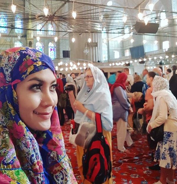 10 Gaya traveling Steffy Burase, model di pusaran rasuah Gubernur Aceh