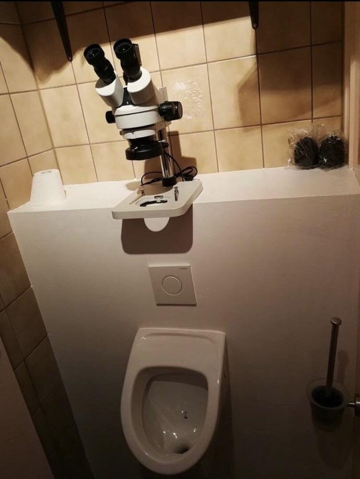 10 Desain urinoir ini unik banget, ada yang pakai mikroskop segala