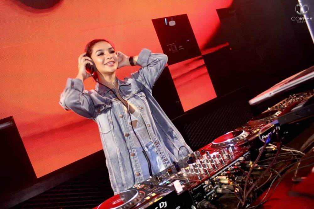 10 Gaya Siva Aprilia saat manggung jadi DJ, nggak kalah seksi
