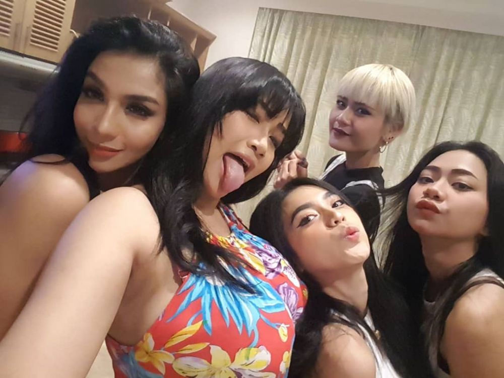 10 Momen santai Siva Aprilia di sela kesibukan, auranya tetap seksi