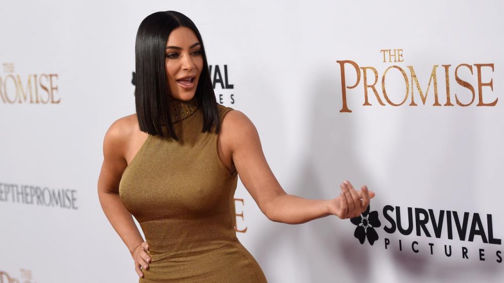 8 Seleb ini pernah terjebak di dalam lift, ada yang hampir satu jam