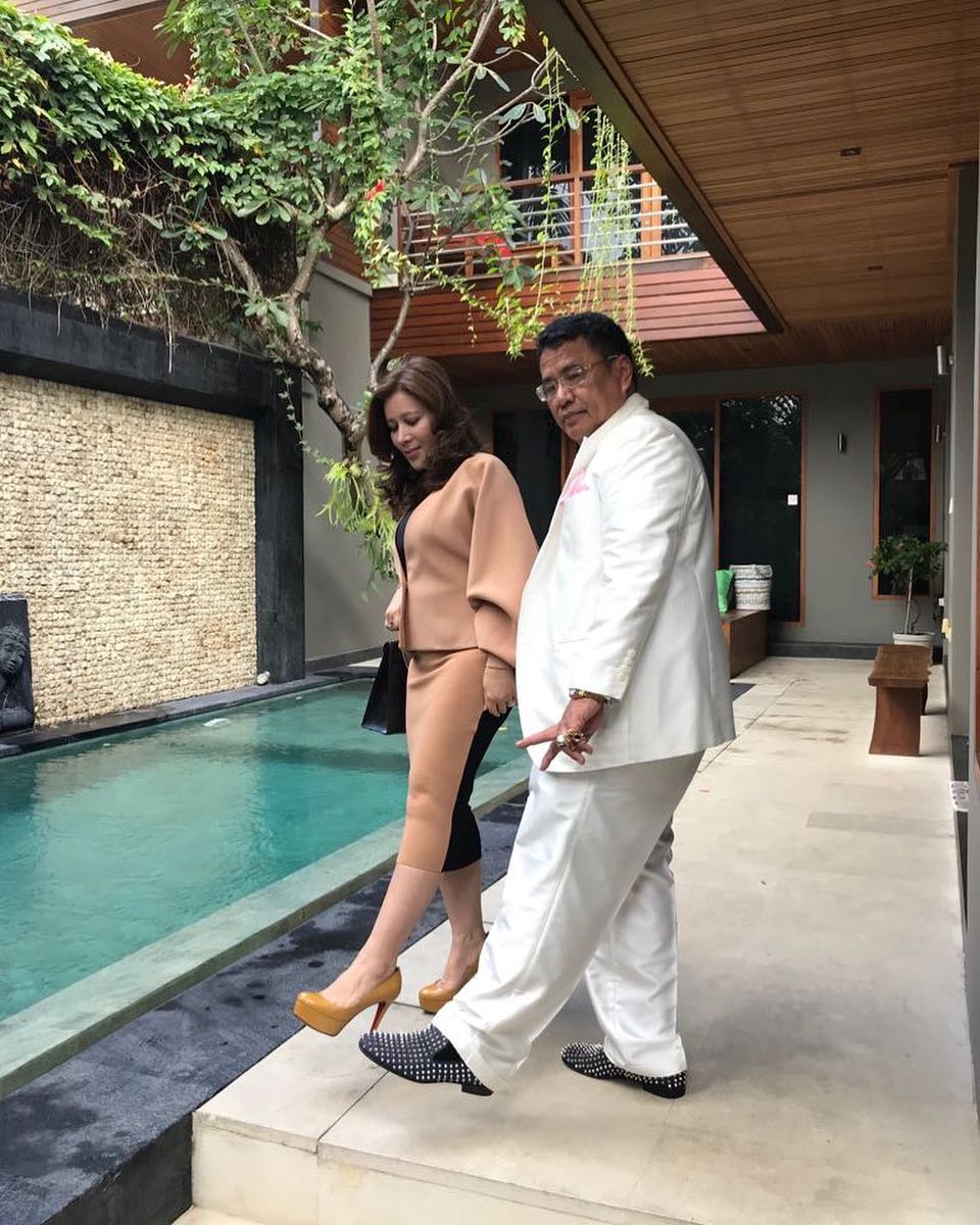 7 Gaya stylist Nurbaeny, asisten Hotman Paris digaji 20 juta per bulan