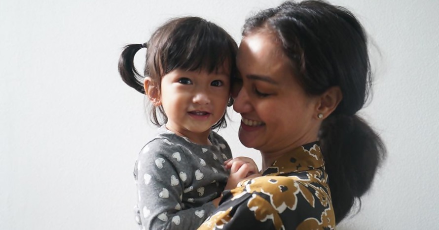 3 Seleb ini ungkap alasan tak tindik telinga putrinya, kenapa ya?