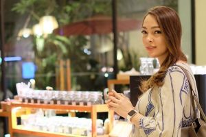 Lestarikan tradisi, ini 7 momen tedhak siten anak dokter Reisa Broto