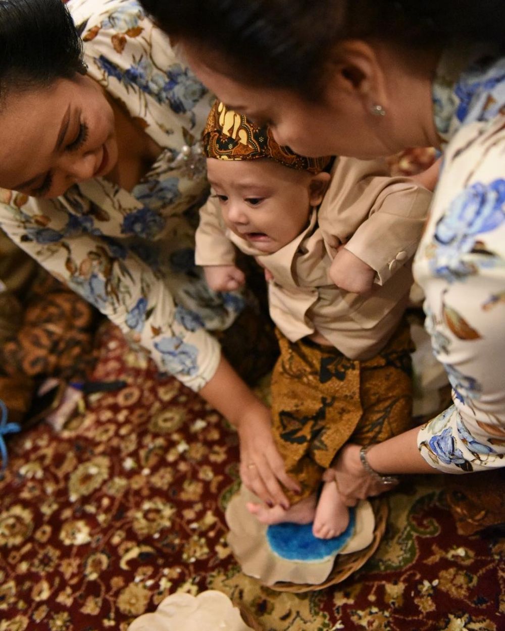 Lestarikan tradisi, ini 7 momen tedhak siten anak dokter Reisa Broto