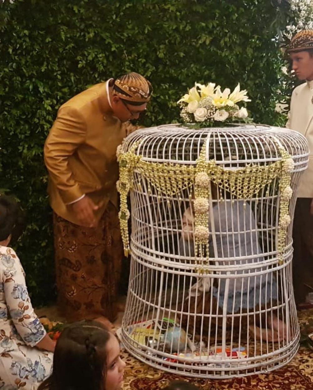 Lestarikan tradisi, ini 7 momen tedhak siten anak dokter Reisa Broto