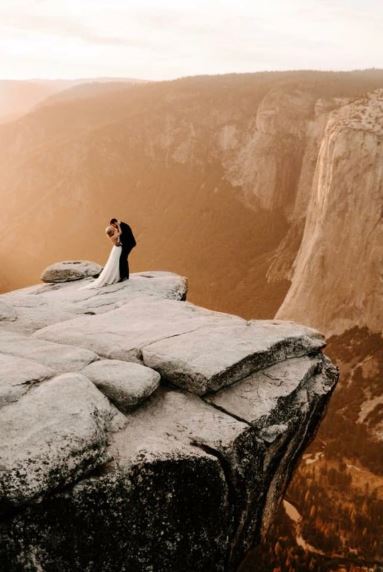 Super romantis, 5 foto prewedding di pinggir jurang ini mengagumkan