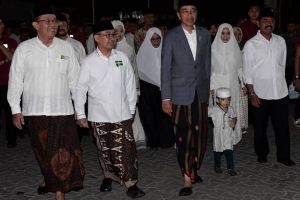 Momen Hari Santri, intip 9 penampilan Jokowi bersarung di acara resmi