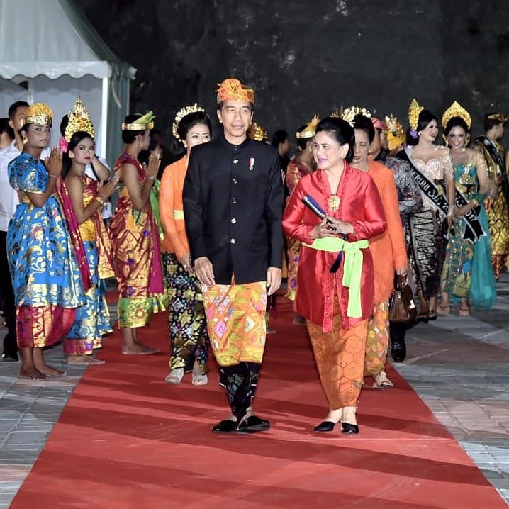 Momen Hari Santri, intip 9 penampilan Jokowi bersarung di acara resmi